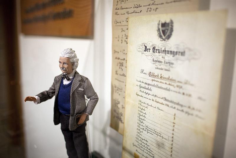 La humanidad de Newton y Einstein, a través de sus «pecados»