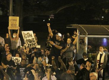 Protesta pacífica desafía de nuevo el toque de queda en Charlotte