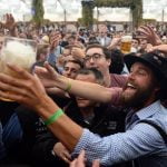 Los adoradores de la Oktoberfest desafían las alertas en Múnich