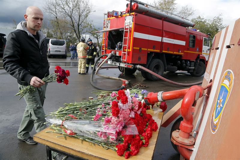 Murieron ocho bomberos en un incendio en Moscú
