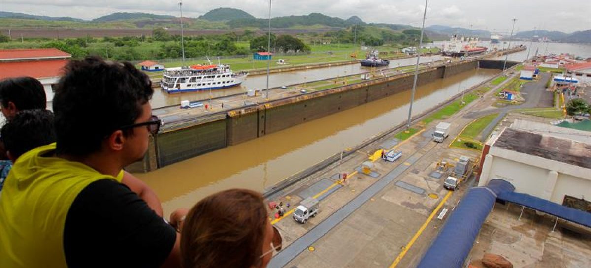 El buque portavehículos más grande del mundo atravesará el Canal de Panamá