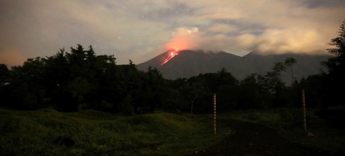Volcán de Fuego en Guatemala emitió un río de lava
