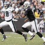 NFL multó a jugador por zapatos con cintas de precaución