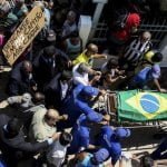 Con homenajes cientos de aficionados se despidieron de Carlos Alberto