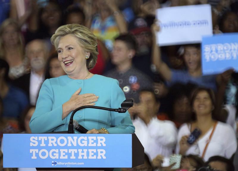 Clinton tendrá un respiro en concierto latino con Jennifer López