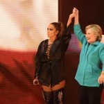 Jennifer López cantó bajo la lluvia y pidió votar por Clinton