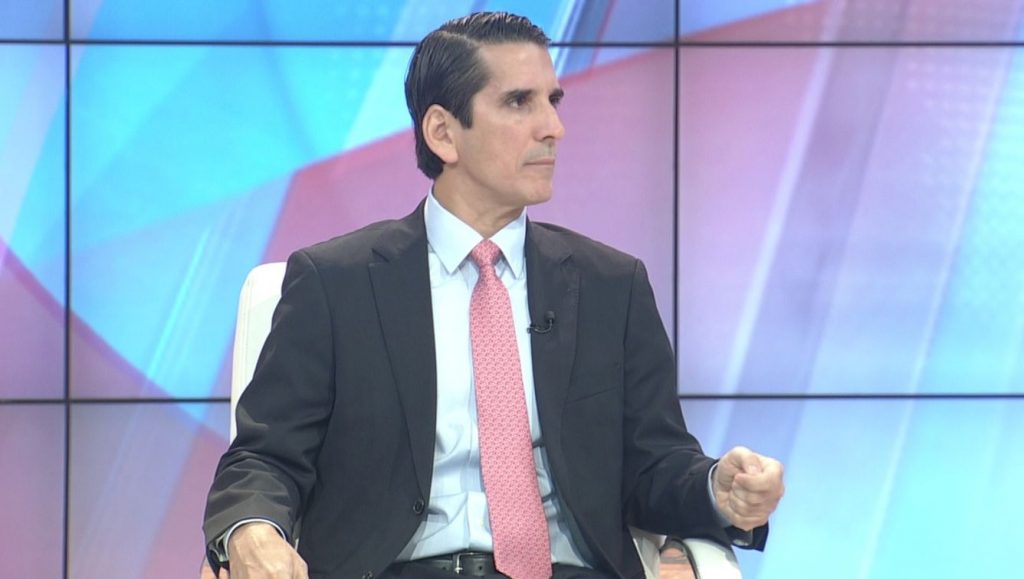 Rómulo Roux critica la falta de medicinas en los hospitales del país