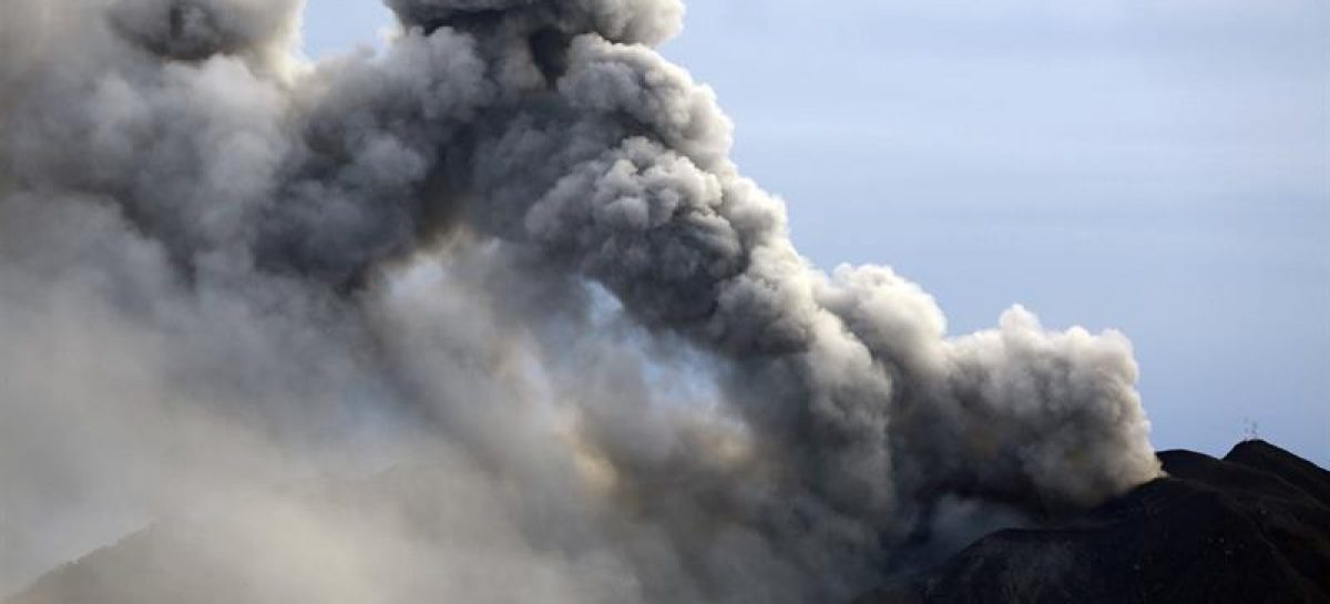 Volcán Aso de Japón registra primera erupción explosiva en 36 años