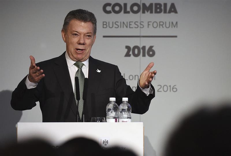 Santos prometió a los inversores británicos nuevo acuerdo de paz