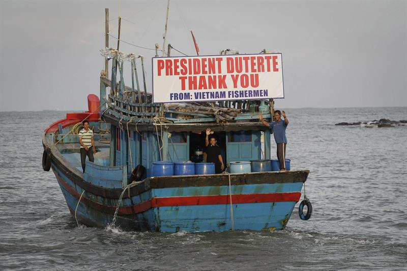 Duterte repatrió a 17 pescadores vietnamitas en nueva etapa de distensión