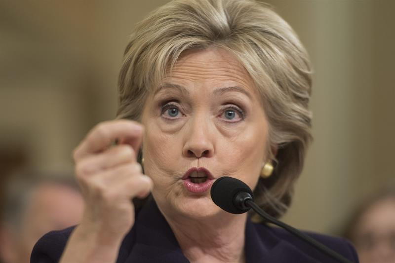 FBI mantuvo decisión de no procesar a Clinton tras revisar correos