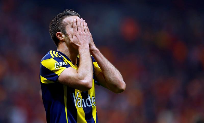 Robin Van Persie sufrió un codazo y podría perder su ojo izquierdo