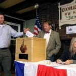 Hart’s Location votó a medianoche y dio ventaja a Clinton