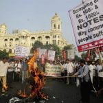 2 mil personas se manifestaron en India contra la retirada de billetes