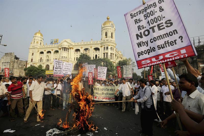 2 mil personas se manifestaron en India contra la retirada de billetes