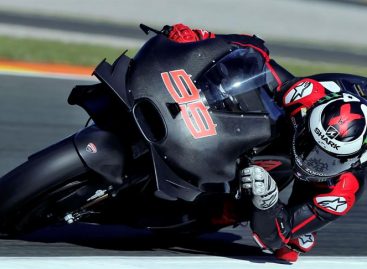 Lorenzo se estrenó con Ducati con vestimenta y moto del mismo color