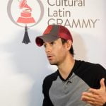 Enrique Iglesias celebra los datos de reproducciones de «Duele el corazón»