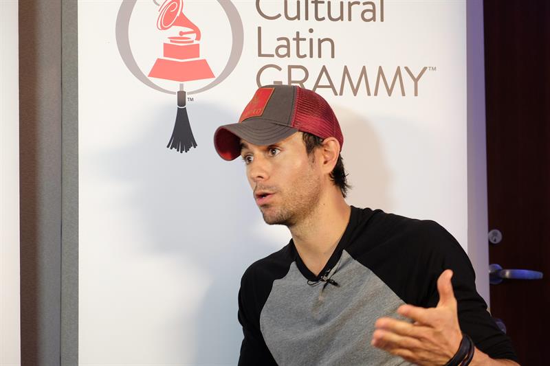 Enrique Iglesias celebra los datos de reproducciones de «Duele el corazón»