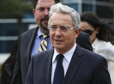 Uribe promueve denuncia contra Maduro ante la Corte Penal Internacional