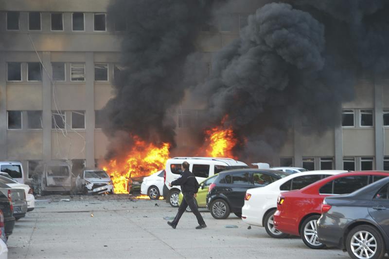Dos muertos y 21 heridos tras explosión de coche bomba en Turquía
