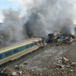 Murieron 40 personas en un choque de trenes en Irán