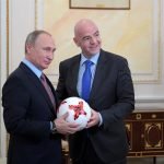 Infantino regaló a Putin un «Krasava», el balón de la Copa Confederaciones