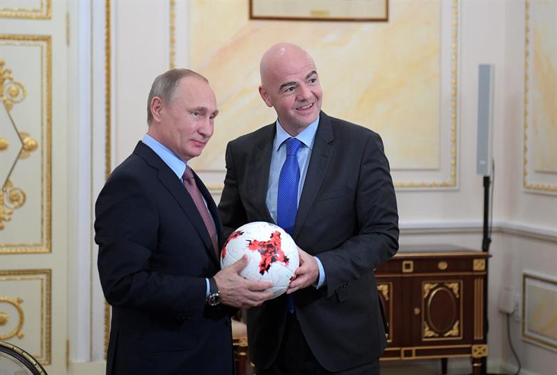 Infantino regaló a Putin un «Krasava», el balón de la Copa Confederaciones