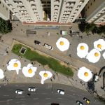 Robots y huevos fritos gigantes invadieron Santiago de Chile