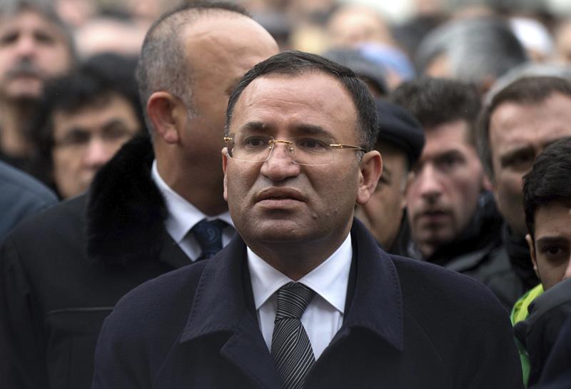 Turquía niega que haya 146 periodistas detenidos y redujo el número a tres