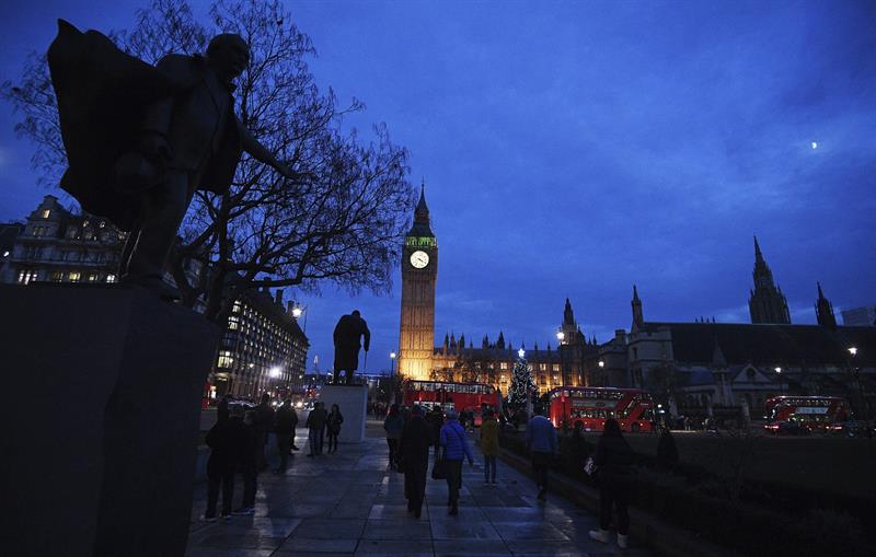 May dijo que deberá tratar el «brexit» con los 27, no sólo con Alemania