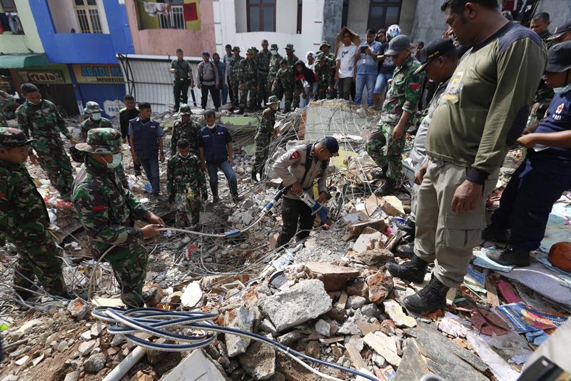 Muertos en el terremoto en Indonesia superan el centenar