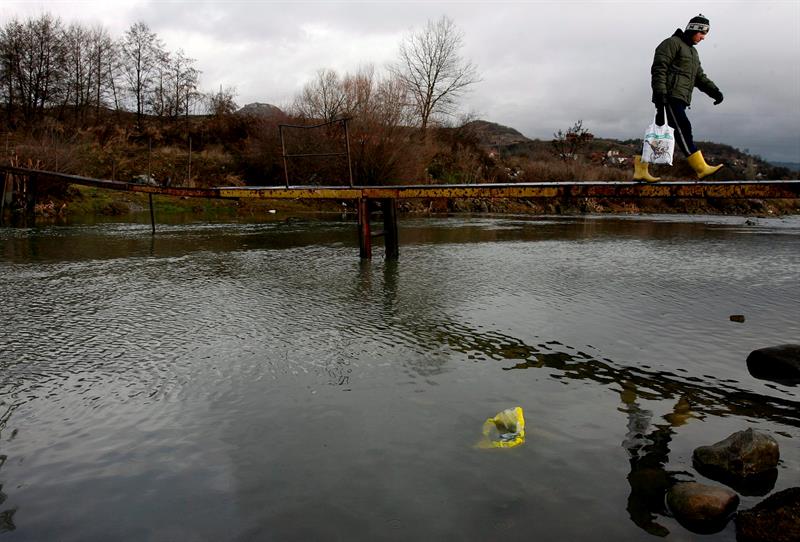 Muro despierta nuevas tensiones en Kosovo entre albaneses y serbios