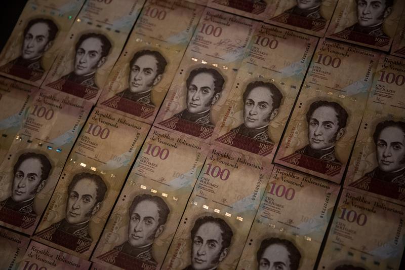Maduro ordenó recoger los billetes de 100 bolívares en Venezuela