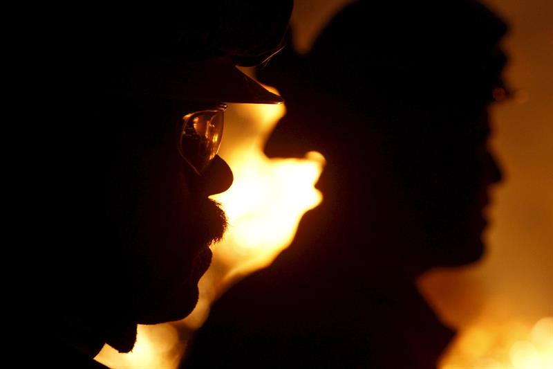 Un muerto y 14 heridos tras incendio en centro para inmigrantes de Francia