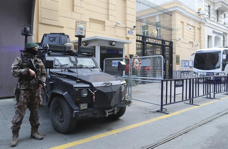 El agente que mató al embajador ruso fue suspendido por golpista