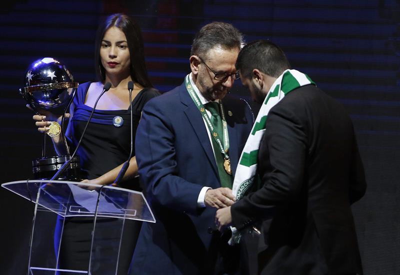 El Chapecoense recibió Copa Sudamericana y la compartió con Atlético Nacional