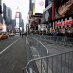 Miles de personas plasman sus deseos de Año Nuevo en Times Square