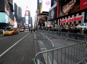 Miles de personas plasman sus deseos de Año Nuevo en Times Square