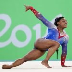 Simone Biles, más cerca de la alfombra roja que del gimnasio