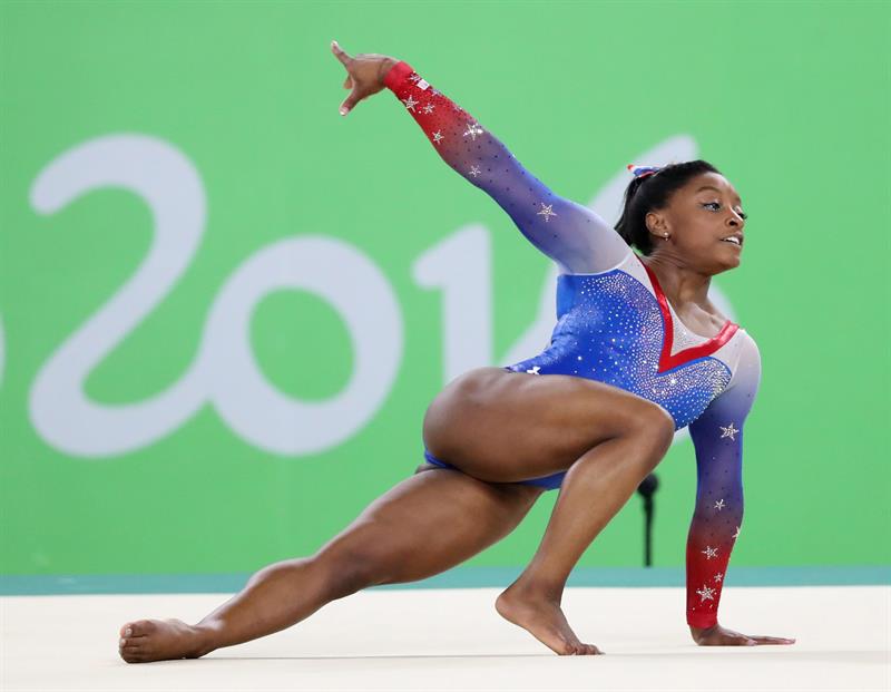 Simone Biles, más cerca de la alfombra roja que del gimnasio