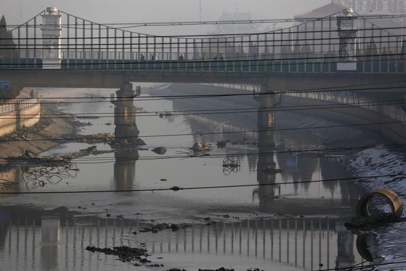 Pekín mantiene la alerta naranja por contaminación hasta el jueves