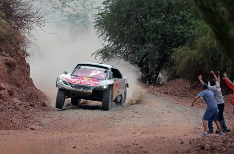 Sainz abandonó el Dakar al sufrir un volcamiento en la cuarta etapa