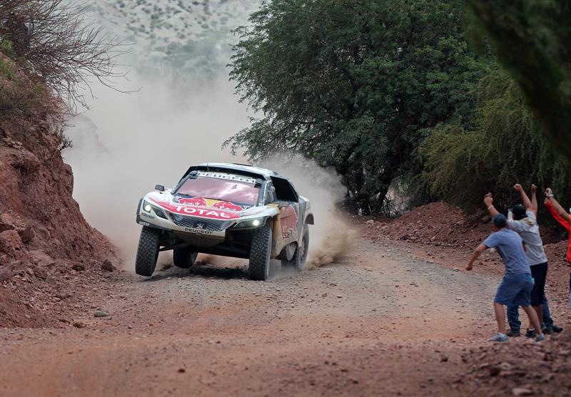 Sainz abandonó el Dakar al sufrir un volcamiento en la cuarta etapa