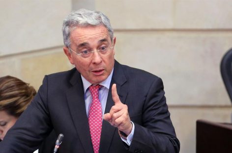 Uribe criticó la visita de Hollande a zona de concentración de las FARC