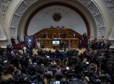 Cámara venezolana pidió elecciones tras declarar abandono del cargo de Maduro