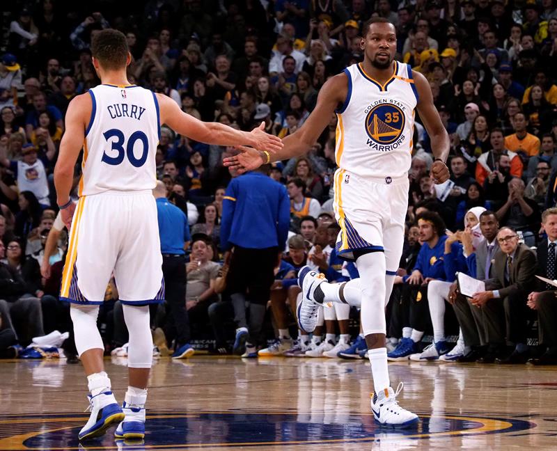 Curry dirigió a unos Warriors que siguen dominando a los Heat