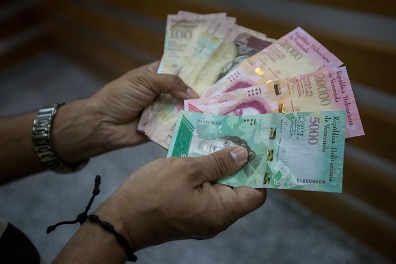 Unos cuantos billetes en la calle calman la ansiedad de los venezolanos