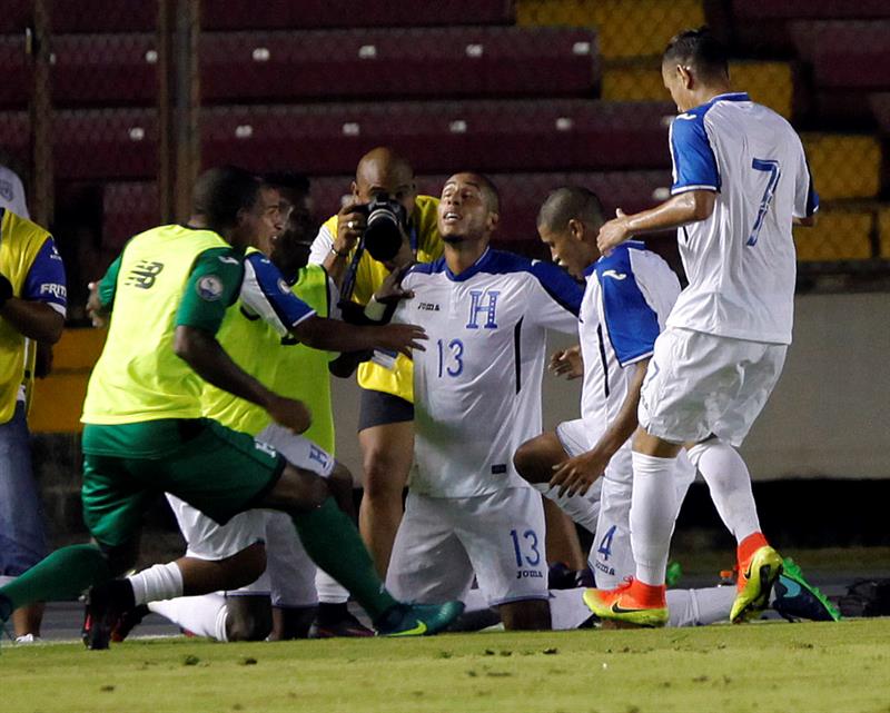 Honduras vence a Panamá y avanzó hacia el título