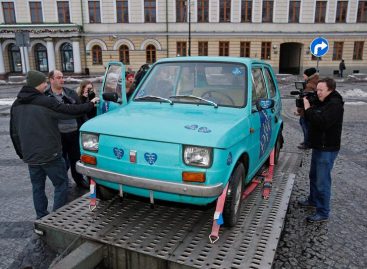 Tom Hanks recibirá de Polonia un Fiat 126 de la época comunista