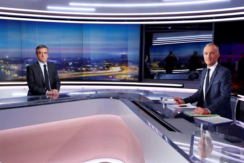 Fillon dijo que sospechas sobre su mujer buscan perjudicarle electoralmente